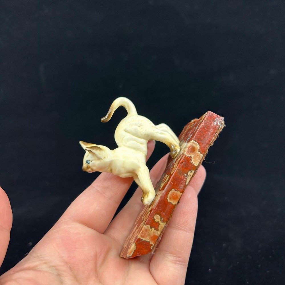 Vintage Siamese Cat Mini Figurine on Red Stone Slab Mid Century Home Decor - Picture 7 of 14